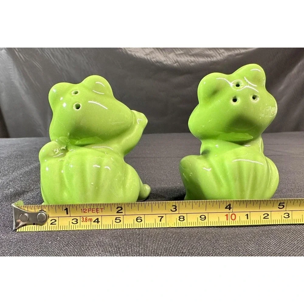 Vintage Artmark Froggy Salt And Pepper Shakers Frog Made in Taiwan 1986